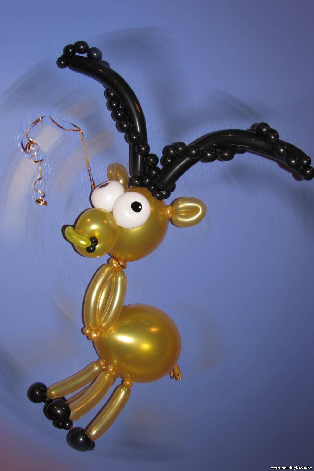 фигура из воздушных шаров козерог